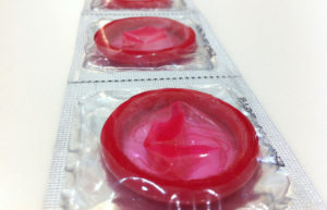 Condones rojos envasados