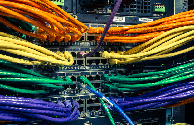 un munt de cables q es connecten a uns quants servidors