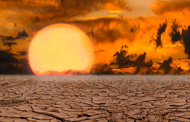 Puesta de sol en paisaje de sequía. Para ilustrar artículo sobre Última llamada