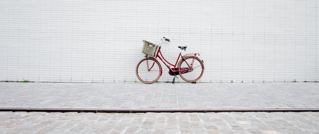 Fotografia bicicleta vermella sobre fons blanc. Imatge de StockSnap a Pixabay