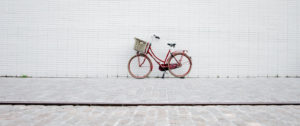 Fotografia bicicleta vermella sobre fons blanc. Imatge de StockSnap a Pixabay