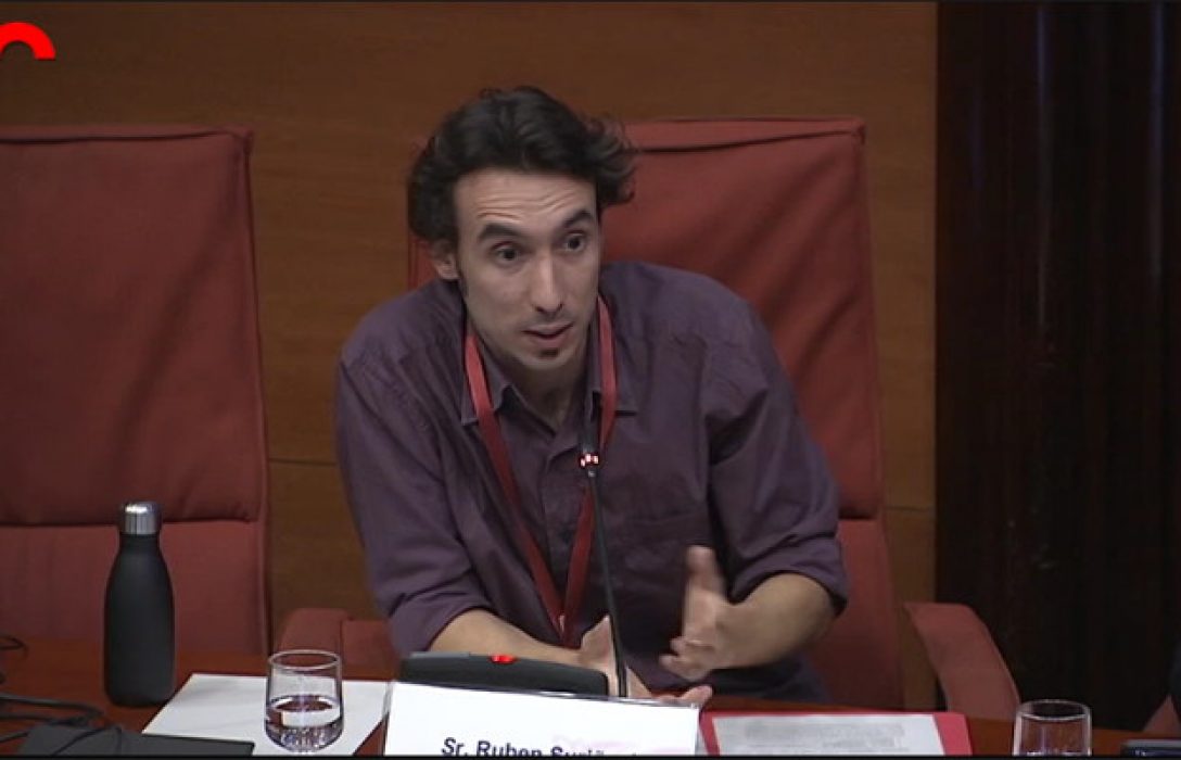 Ruben Suriñach interviene en el Parlament de Catalunya en una sesión sobre economía colaborativa.