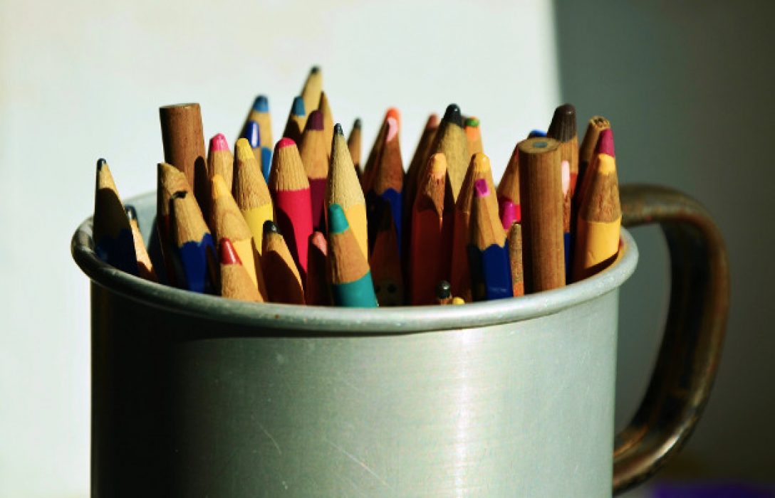 Tassa utilitzada com a posa llapis amb llapis de colors vells. Com consumir material escolar sense comprar.